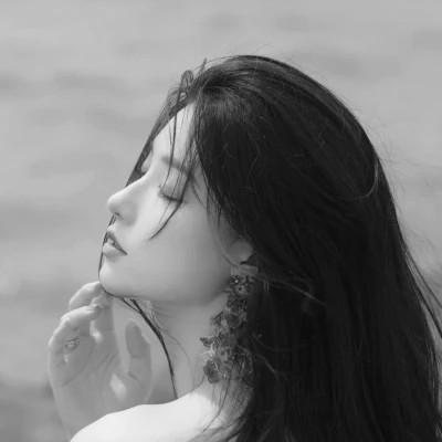 高级感美女头像高清黑白