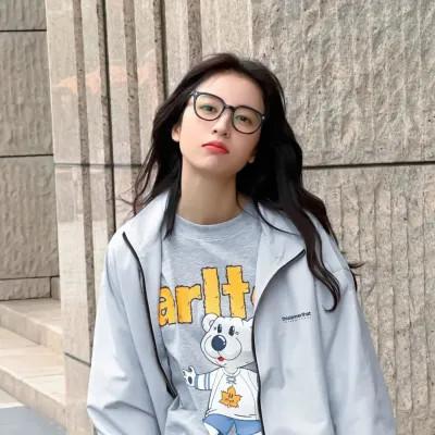 2023最新款微信头像女，突破尘埃
