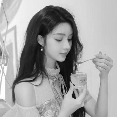 高级感美女头像高清黑白