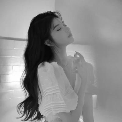 高级感美女头像高清黑白