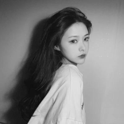 高级感美女头像高清黑白