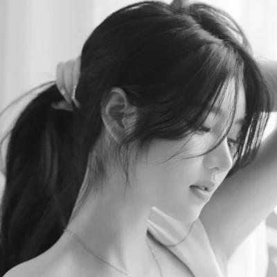 高级感美女头像高清黑白