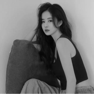 高级感美女头像高清黑白