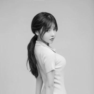 高级感美女头像高清黑白