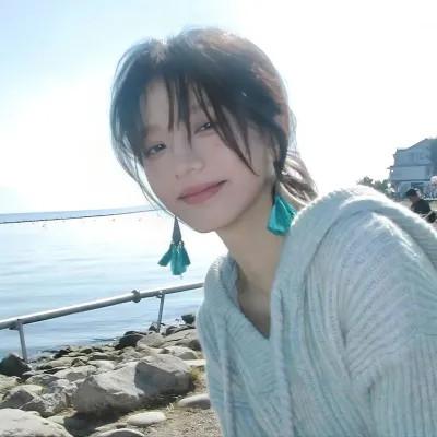 2023最新款微信头像女，突破尘埃