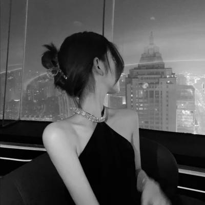 高级感美女头像高清黑白