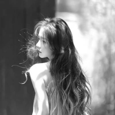 高级感美女头像高清黑白