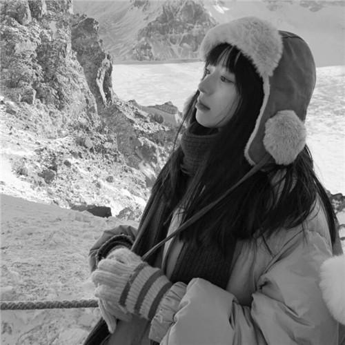 高级范黑白女生头像图片32张