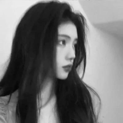高级感美女头像高清黑白