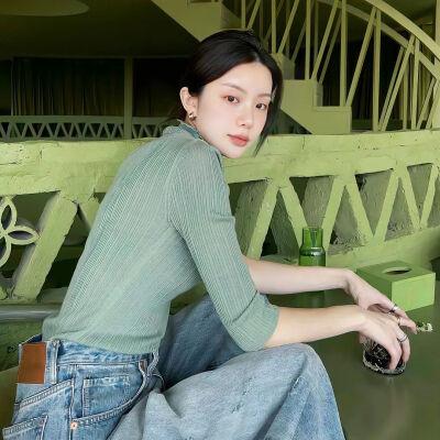 2023最新款微信头像女，突破尘埃