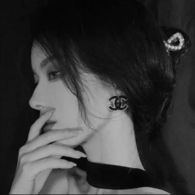 高级感美女头像高清黑白