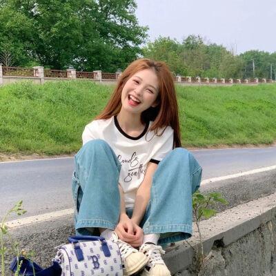 2023最新款微信头像女，突破尘埃