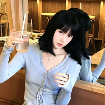 2023最新款微信头像女，突破尘埃