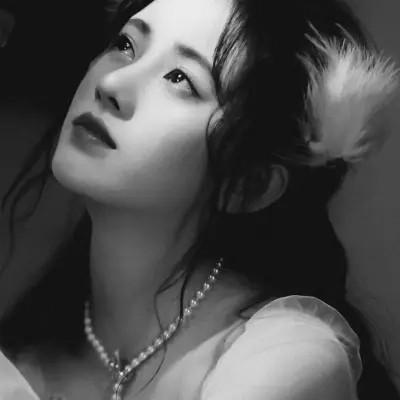 高级感美女头像高清黑白