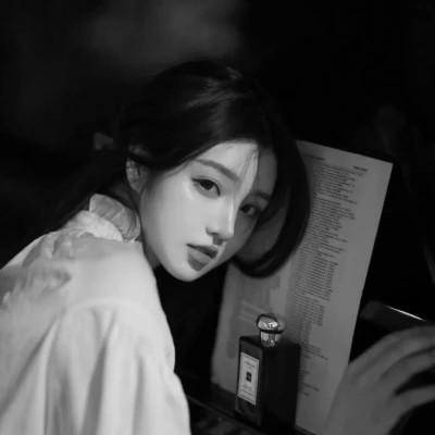 高级感美女头像高清黑白