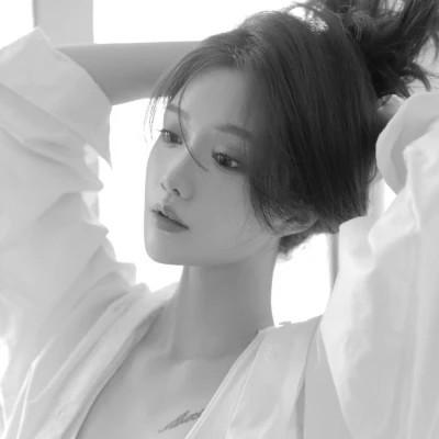 高级感美女头像高清黑白