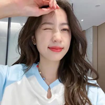 2023最新款微信头像女，突破尘埃