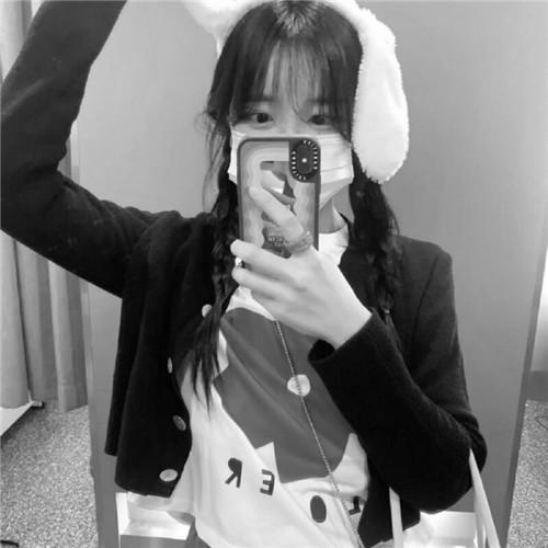 高级范黑白女生头像图片32张