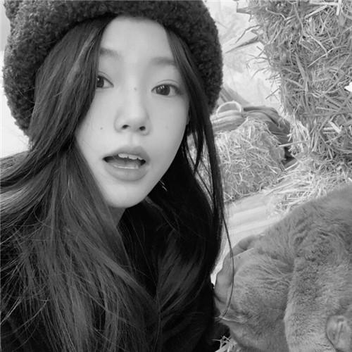 高级范黑白女生头像图片32张