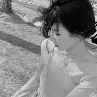 高级感美女头像高清黑白