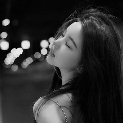高级感美女头像高清黑白