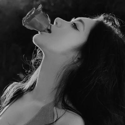 高级感美女头像高清黑白