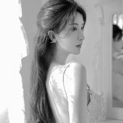 高级感美女头像高清黑白