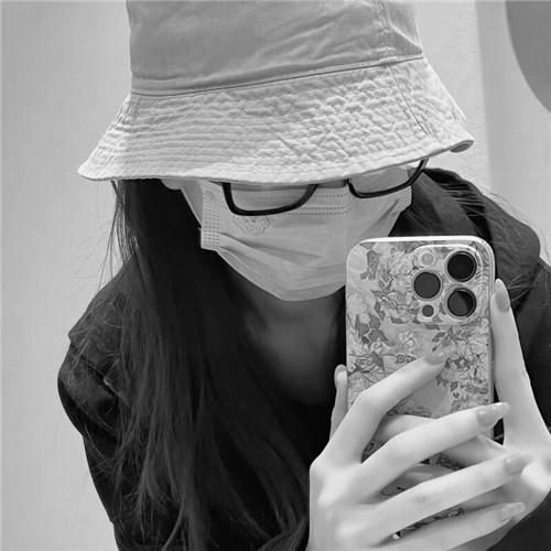 高级范黑白女生头像图片32张