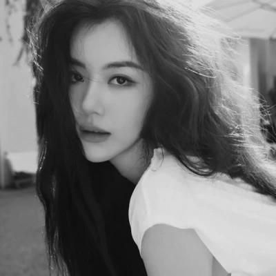 高级感美女头像高清黑白