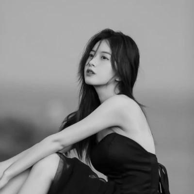 高级感美女头像高清黑白