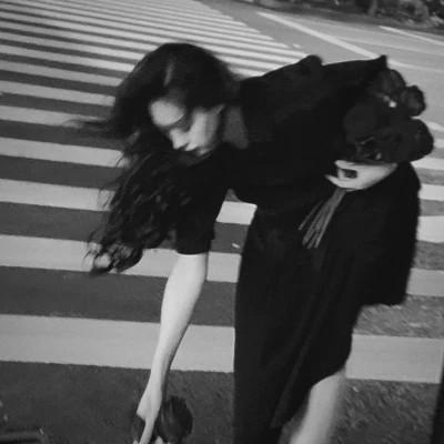 女生微信头像ins高级黑白图片110张