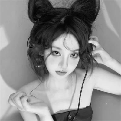 气质微信头像女生黑白108张