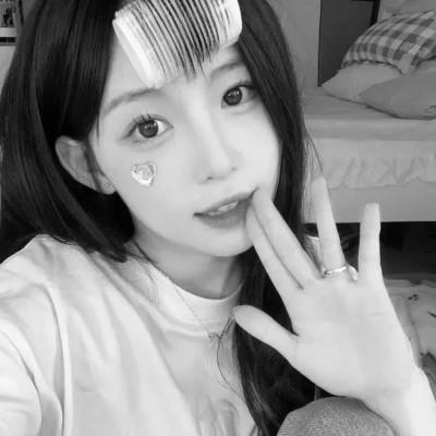 气质微信头像女生黑白108张