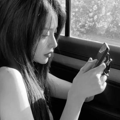 气质微信头像女生黑白108张