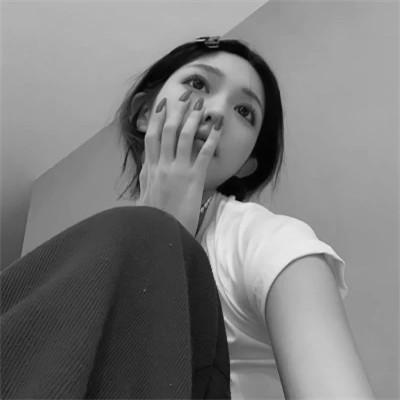 气质微信头像女生黑白108张