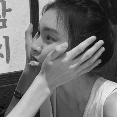 气质微信头像女生黑白108张