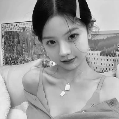 气质微信头像女生黑白108张