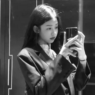 气质微信头像女生黑白108张