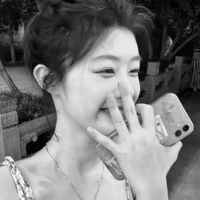 气质微信头像女生黑白108张