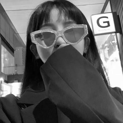 气质微信头像女生黑白108张