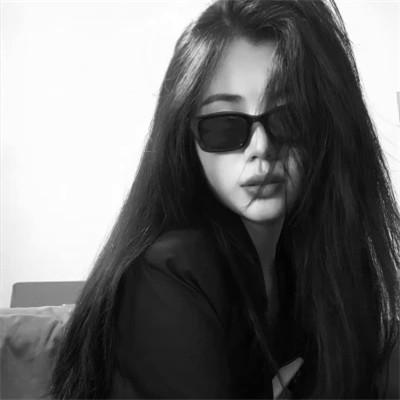 气质微信头像女生黑白108张