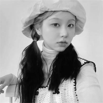 气质微信头像女生黑白108张
