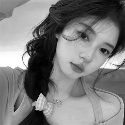 气质微信头像女生黑白108张