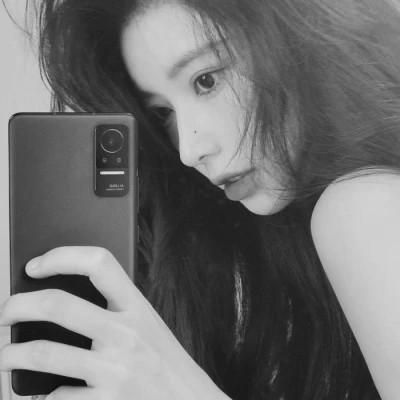 气质微信头像女生黑白108张