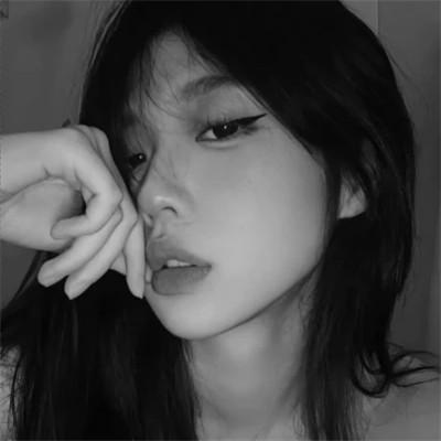 气质微信头像女生黑白108张