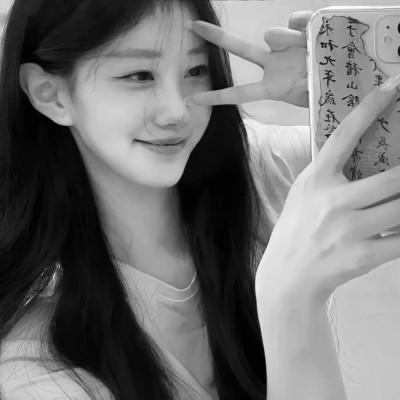 气质微信头像女生黑白108张