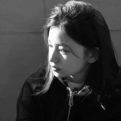 气质微信头像女生黑白108张