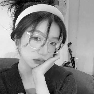 气质微信头像女生黑白108张