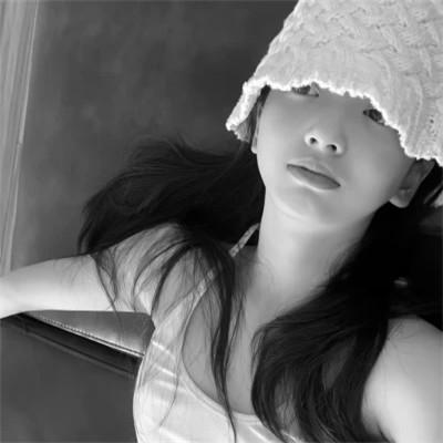 气质微信头像女生黑白108张