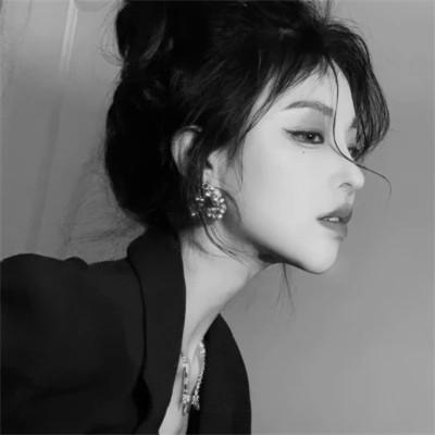 气质微信头像女生黑白108张